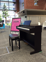 六角堂広場「まちなかピアノ」